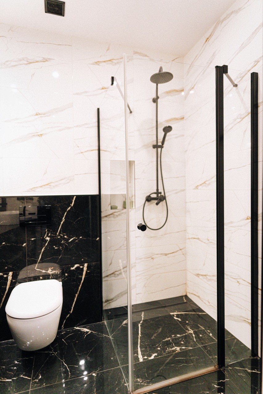 Prysznic walk-in w łazience apartamentu Halny