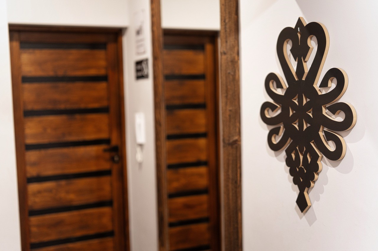 Drzwi wewnętrzne i góralska dekoracja w apartamencie Halny