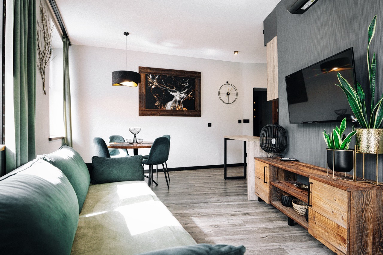 Przestrzeń dzienna apartamentu Rysy ze stołem i miejscem do pracy