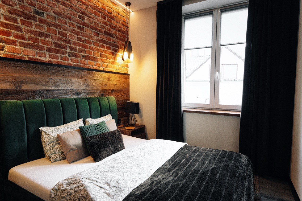 Sypialnia apartamentu Rysy z łóżkiem i oknem