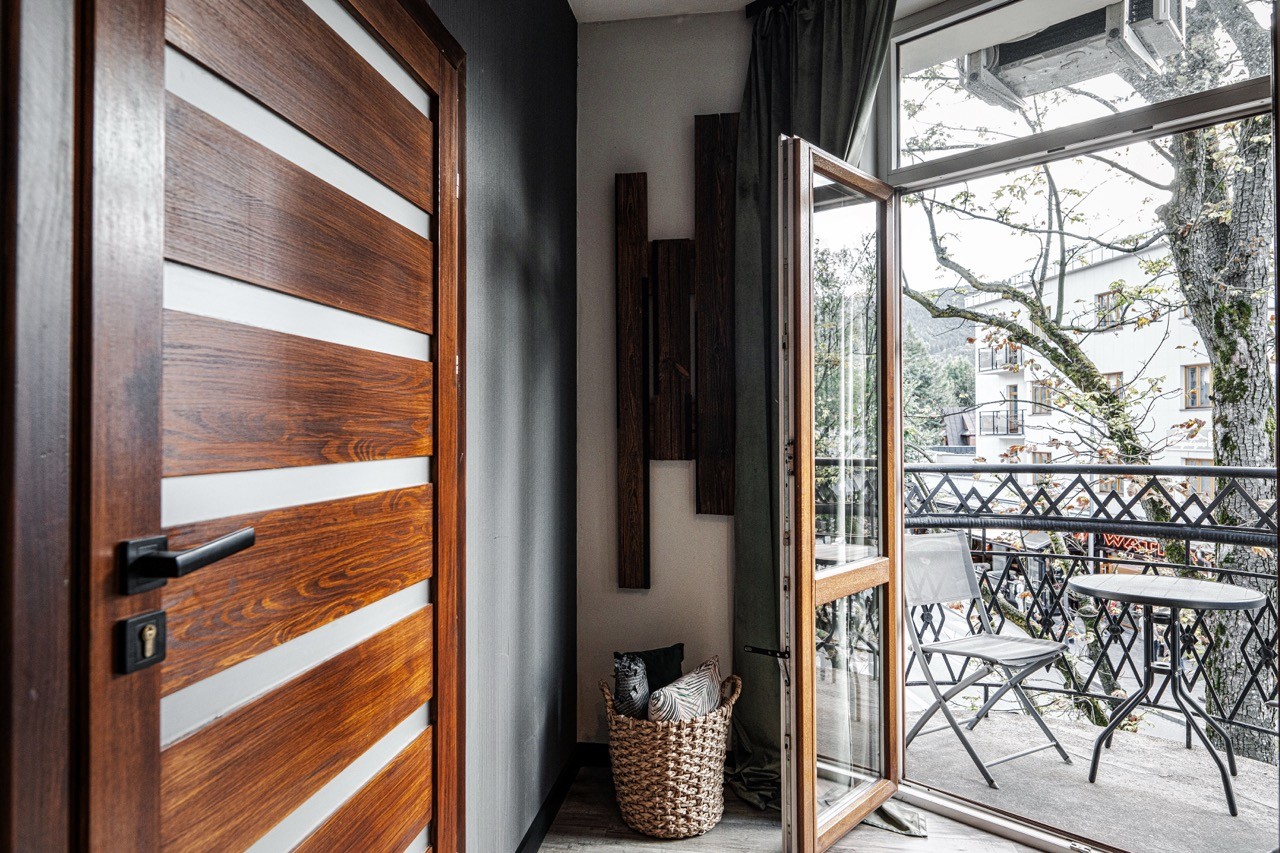 Wejście na balkon z salonu apartamentu Rysy w Zakopanem