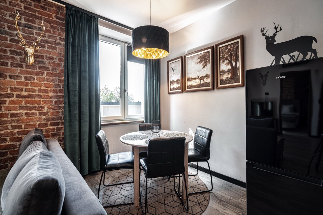 Kącik jadalniany przy oknie w apartamencie Watra na Krupówkach