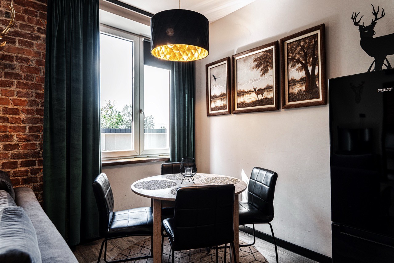 Stół jadalniany dla Gości w salonie apartamentu Watra