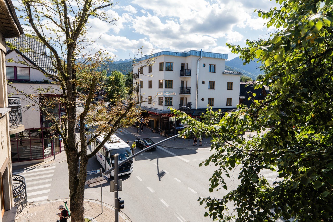 Panorama Zakopanego i Tatr widoczna z apartamentu Watra przy Krupówkach