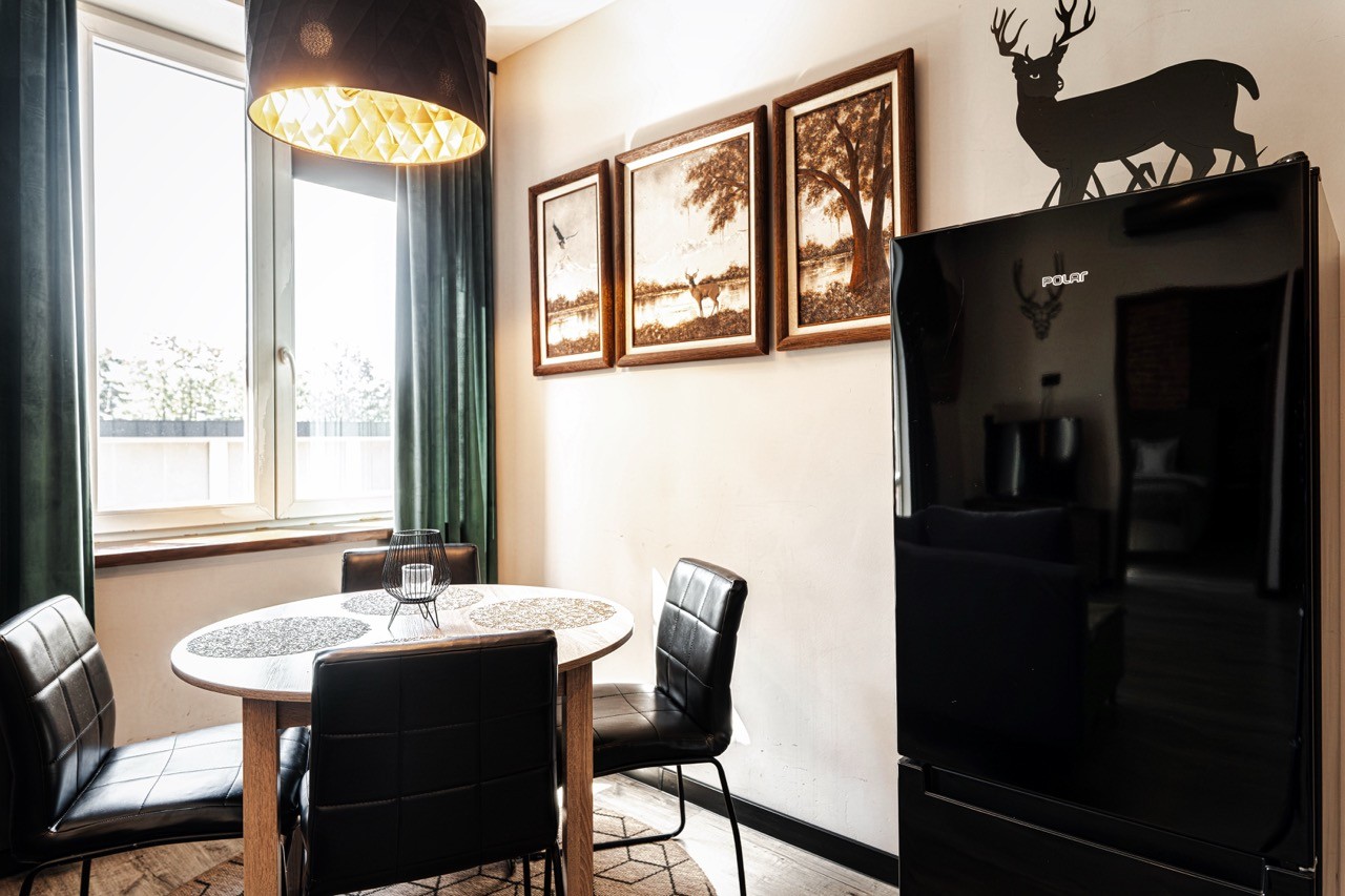 Jadalnia przy aneksie kuchennym w apartamencie Watra w centrum Zakopanego