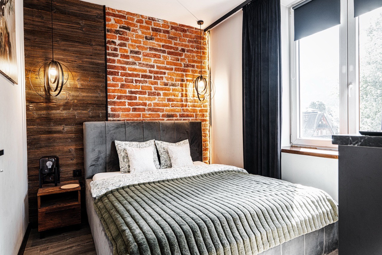 Komfortowe łóżko dwuosobowe w sypialni apartamentu Watra