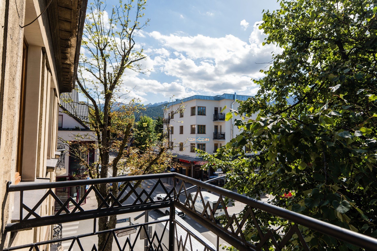 Balkon apartamentu Watra z widokiem na zabudowę Zakopanego i Tatry